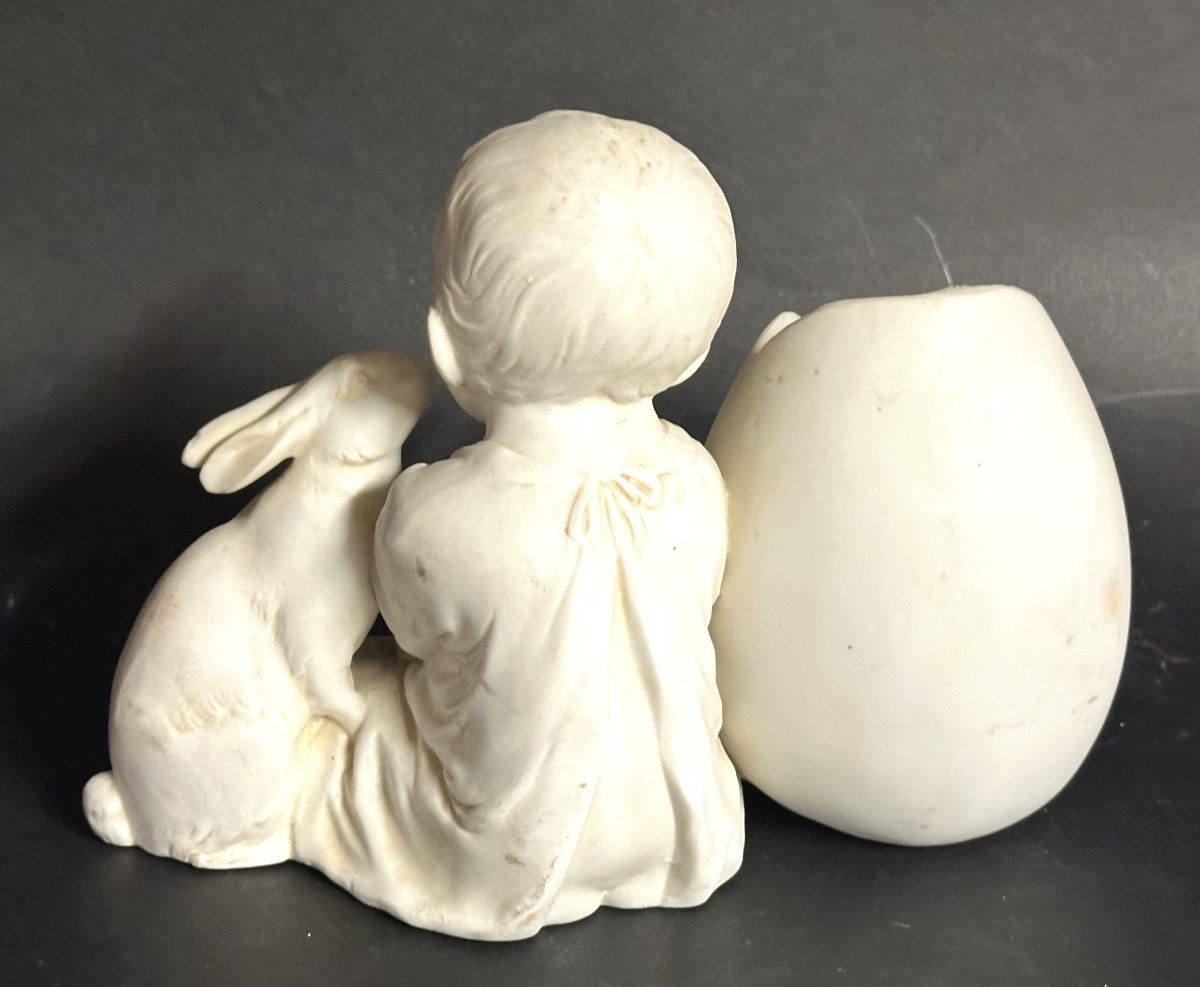 Biscuit de porcelaine Enfant au lapin et œuf de Pâques Hertwig & Co 1920-photo-1