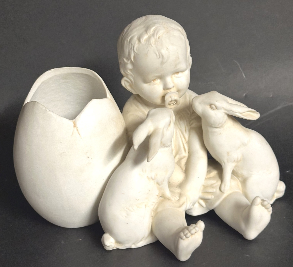 Biscuit de porcelaine Enfant au lapin et œuf de Pâques Hertwig & Co 1920