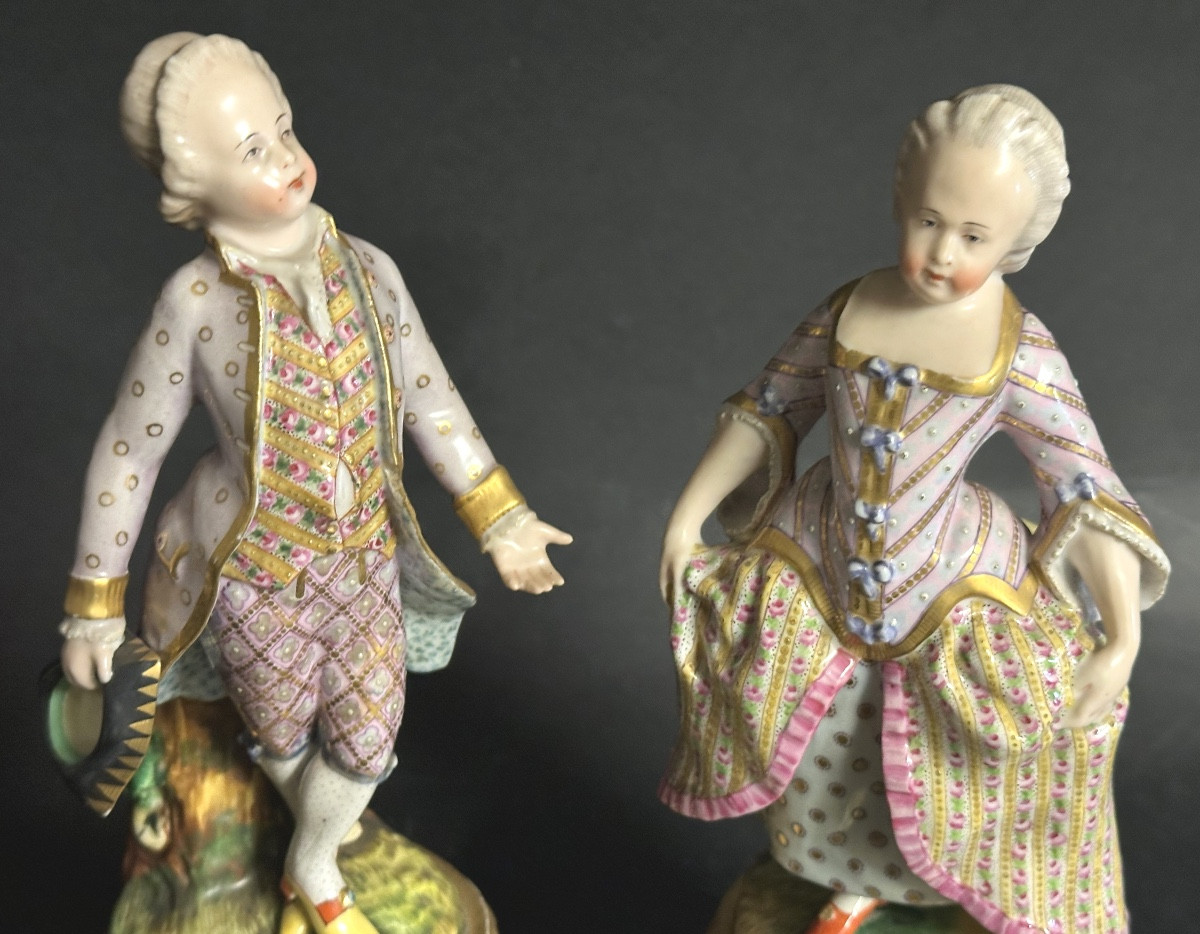 SAXE Paire de personnages de cour en porcelaine peinte XIXe en très bon état-photo-1