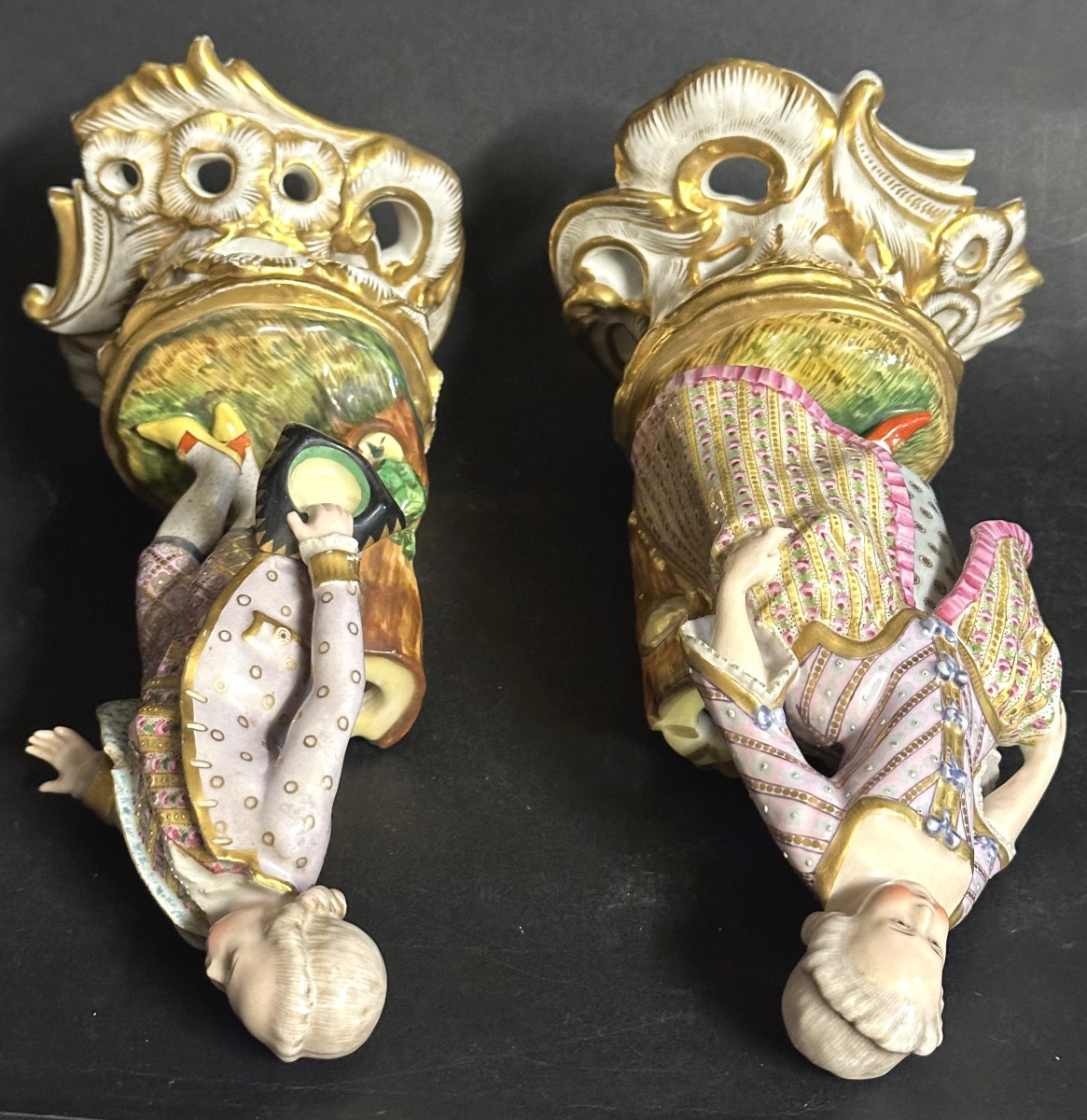 SAXE Paire de personnages de cour en porcelaine peinte XIXe en très bon état-photo-3