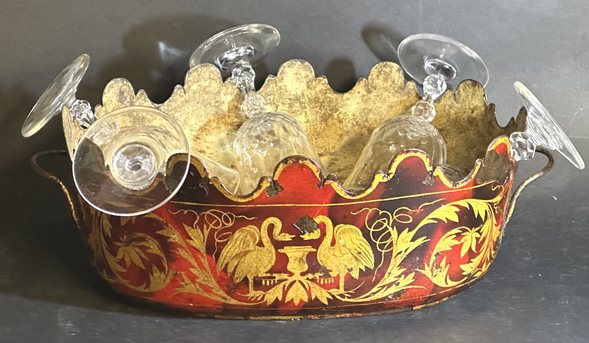 Verrière rafraîchissoir XIXe en tôle laquée rouge Chine et or