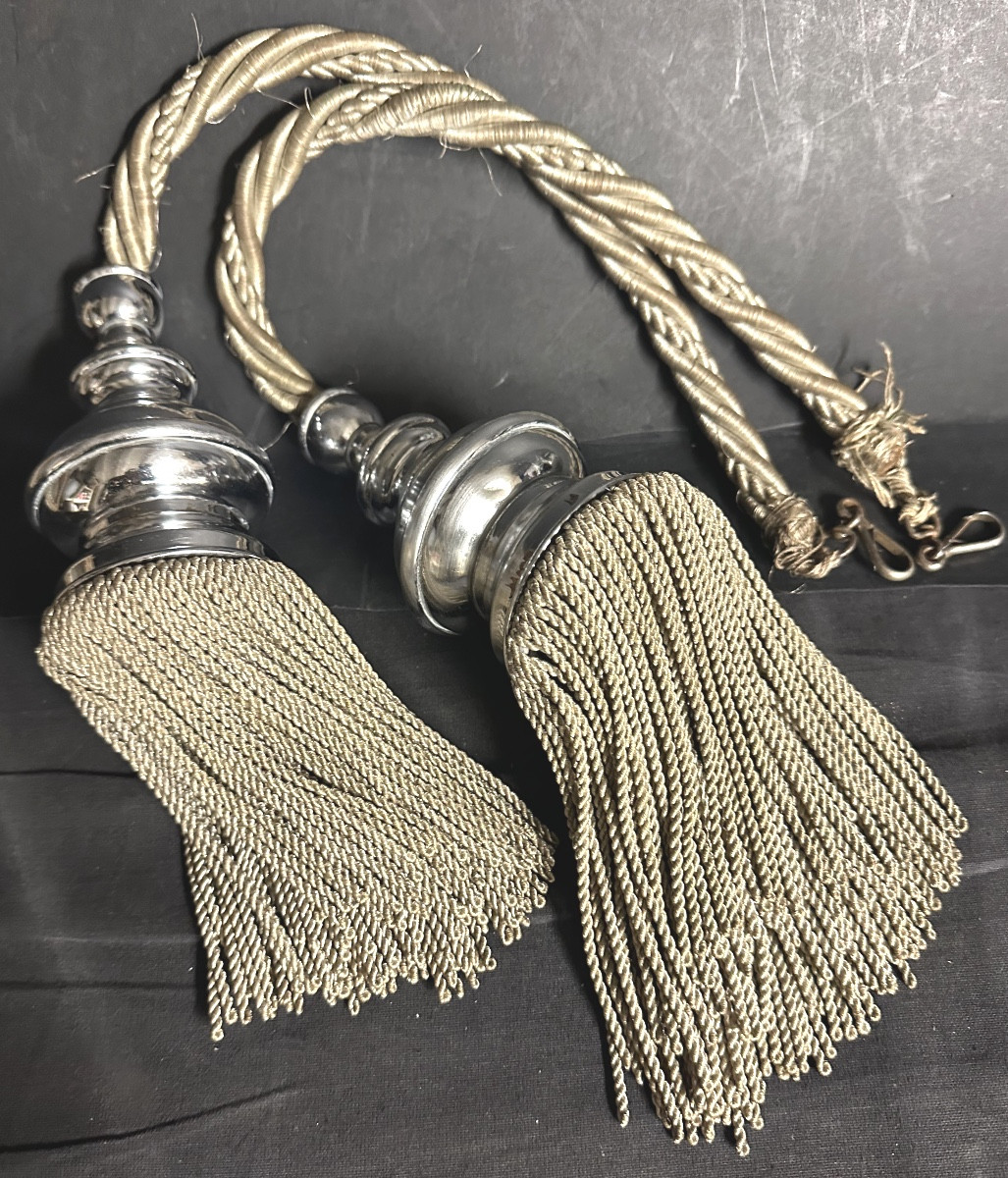 Passementerie de chateau XIXe Paire de grands pompons et cordons en soie et métal chromé -photo-2