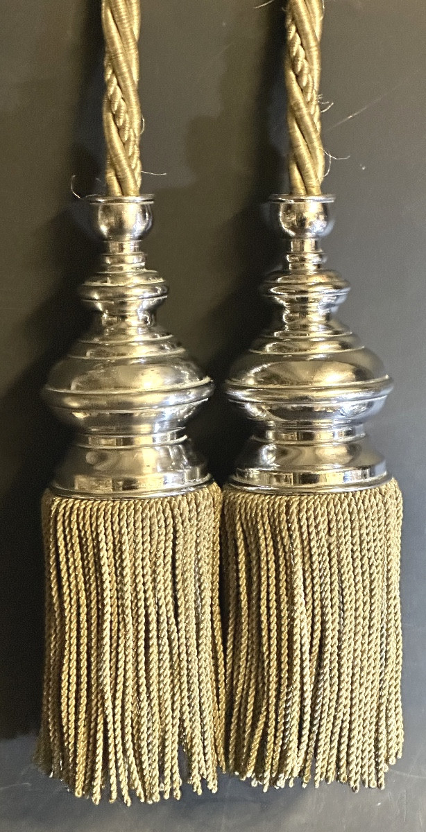 Passementerie de chateau XIXe Paire de grands pompons et cordons en soie et métal chromé 