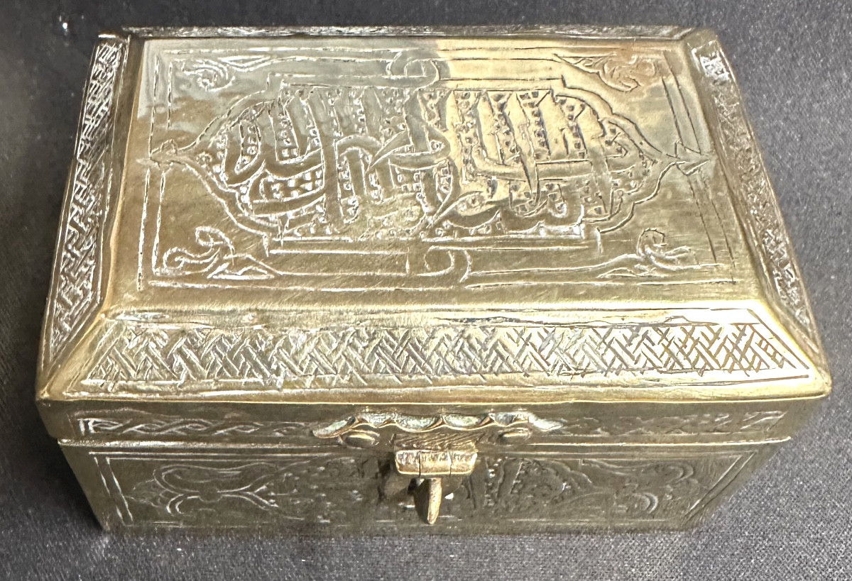 Paire de coffrets à bijoux travail oriental Boîtes en laiton ciselé de calligraphies Vers 1900-photo-1