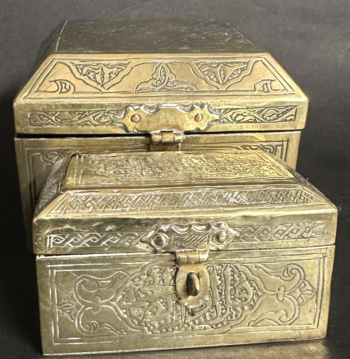 Paire de coffrets à bijoux travail oriental Boîtes en laiton ciselé de calligraphies Vers 1900-photo-2