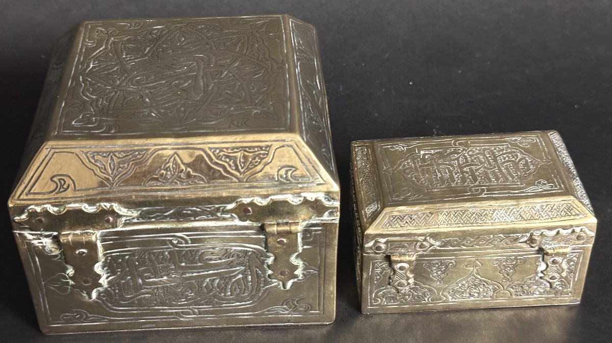 Paire de coffrets à bijoux travail oriental Boîtes en laiton ciselé de calligraphies Vers 1900-photo-3