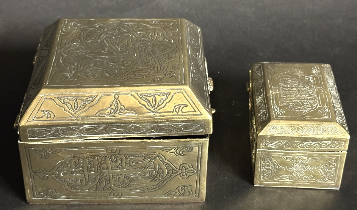 Paire de coffrets à bijoux travail oriental Boîtes en laiton ciselé de calligraphies Vers 1900-photo-5