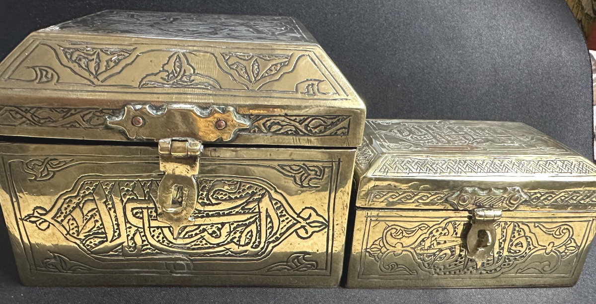 Paire de coffrets à bijoux travail oriental Boîtes en laiton ciselé de calligraphies Vers 1900