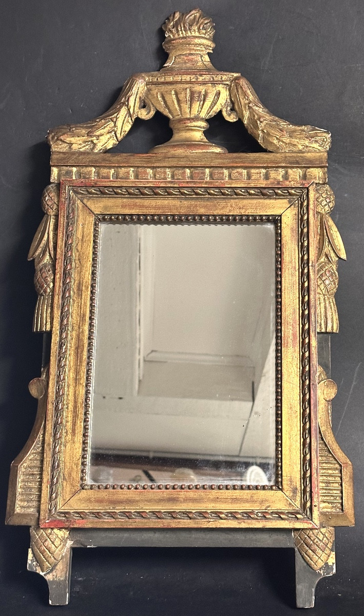 Miroir à fronton Louis XVI époque XVIIIe en bois doré et patiné 64,5 cm