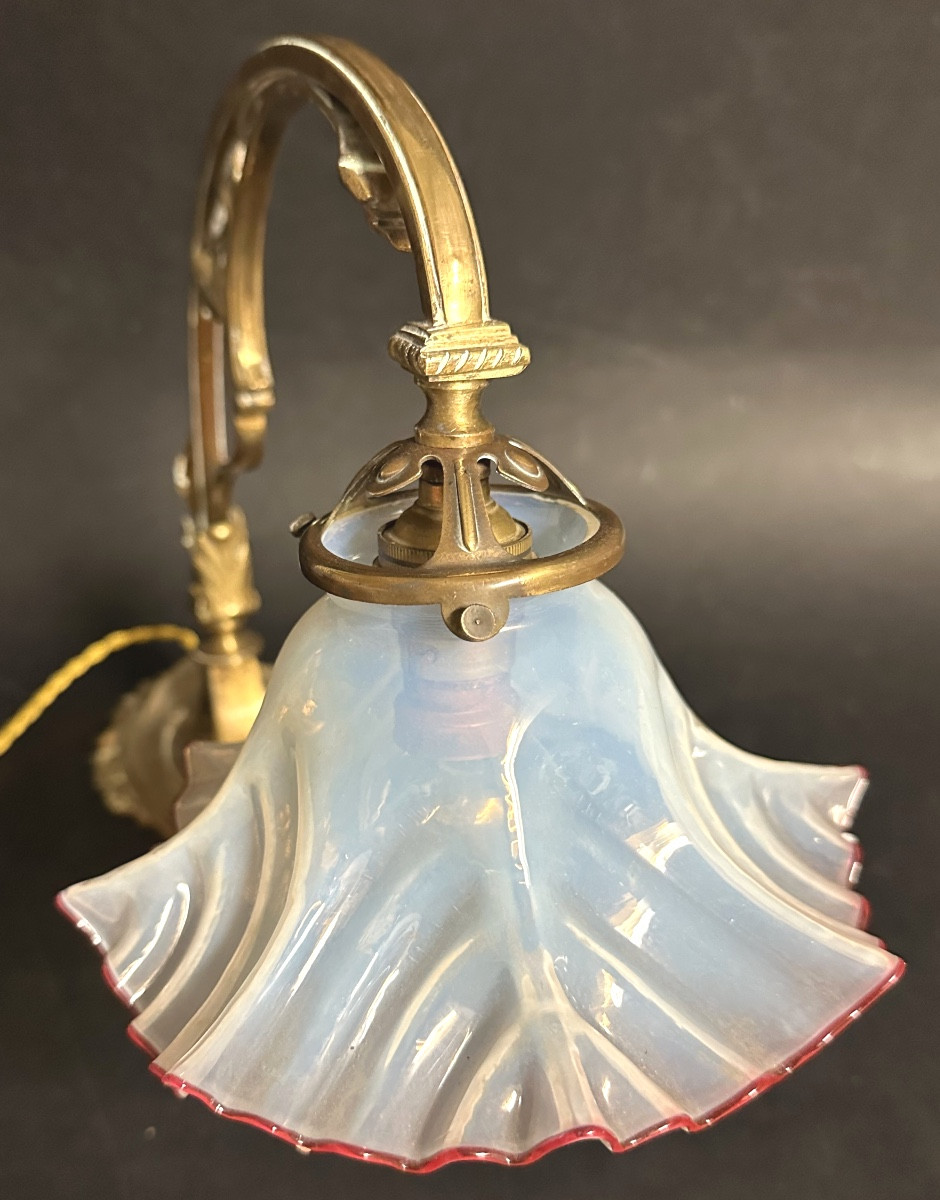 Lampe Art Nouveau 1900 en bronze et verre festonné de couleur opalescente -photo-1