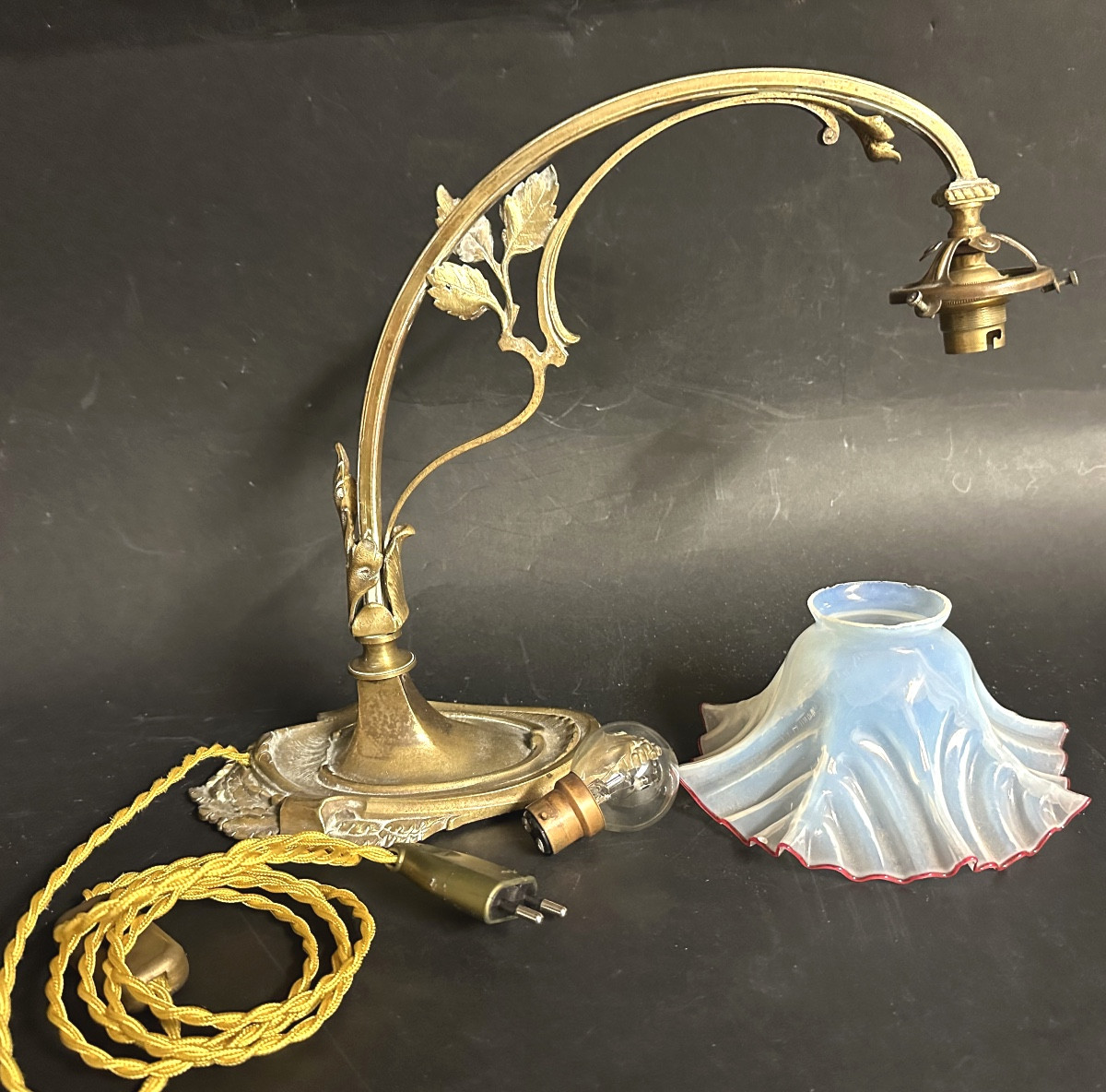 Lampe Art Nouveau 1900 en bronze et verre festonné de couleur opalescente -photo-3