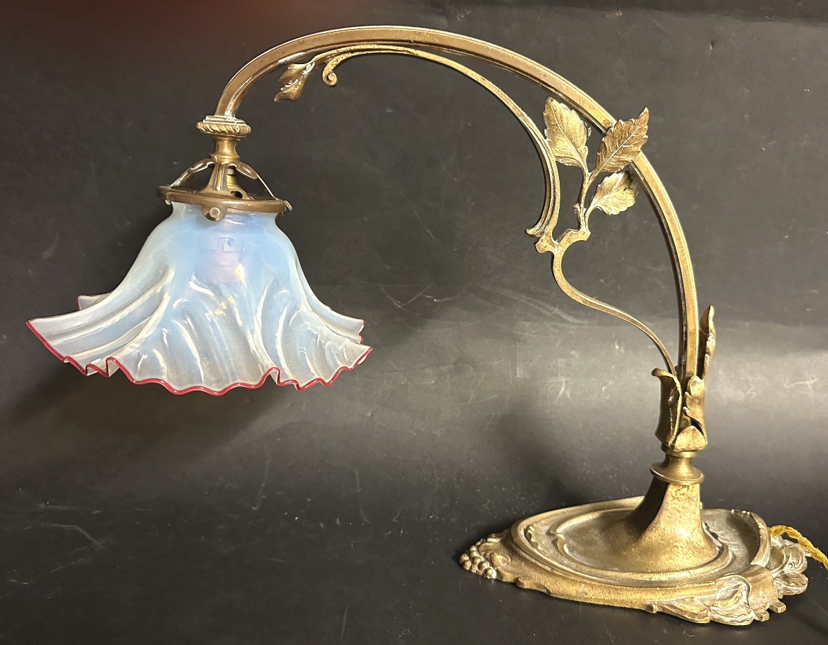 Lampe Art Nouveau 1900 en bronze et verre festonné de couleur opalescente 