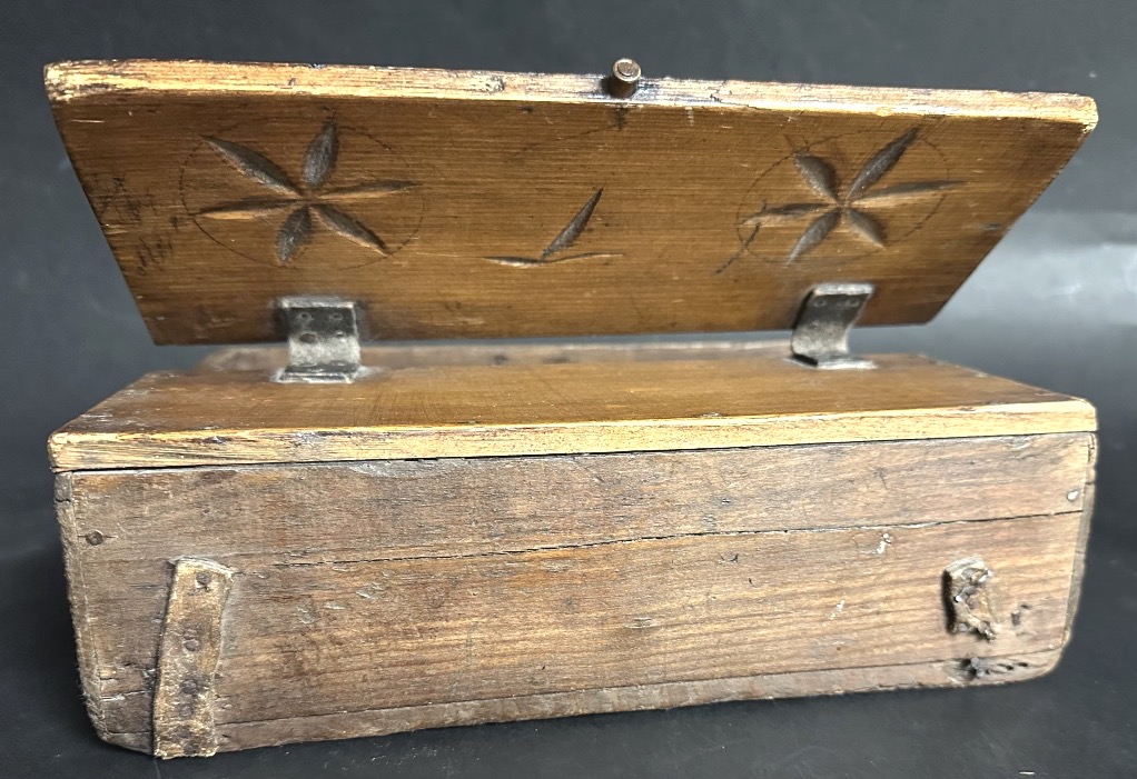 Rare 19th Century Satchel In Queyras Pine Engraved With Rosettes And Fl Art Populaire Alpes-photo-2
