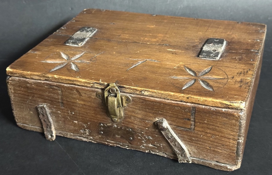 Rare 19th Century Satchel In Queyras Pine Engraved With Rosettes And Fl Art Populaire Alpes
