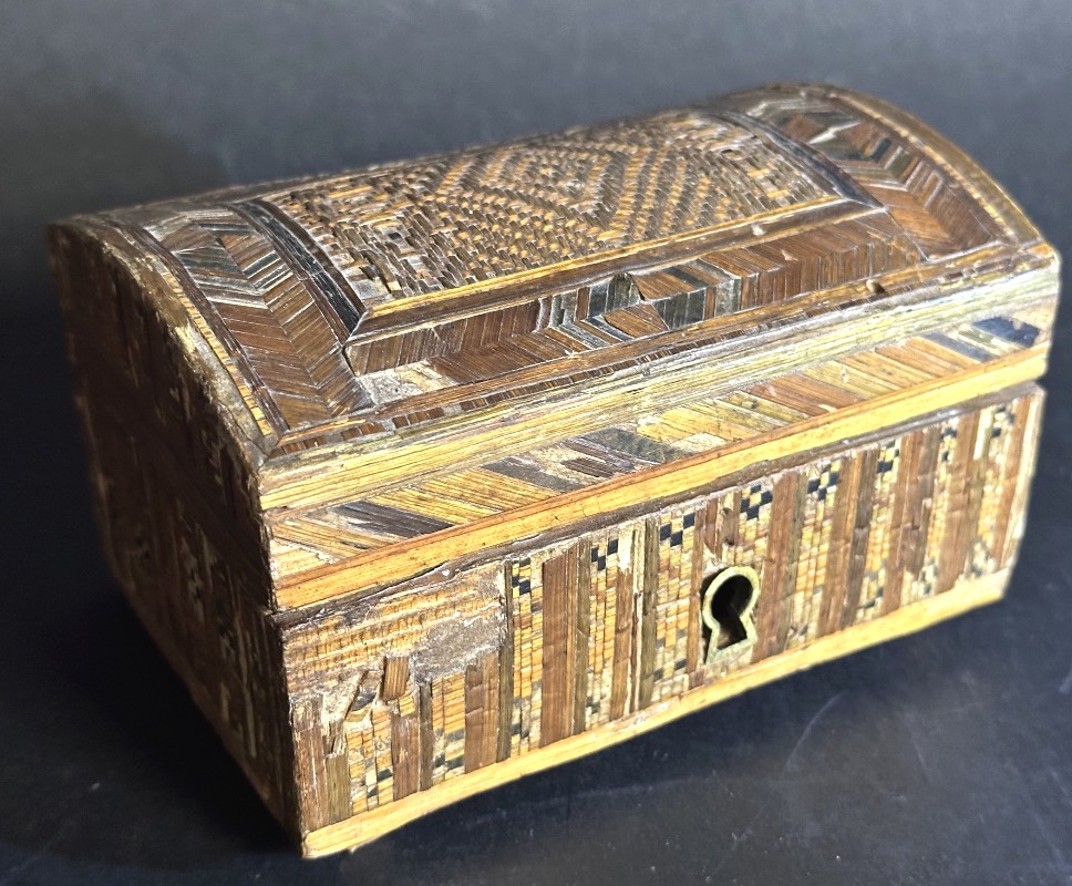 Coffret bombé 18e en marqueterie de paille