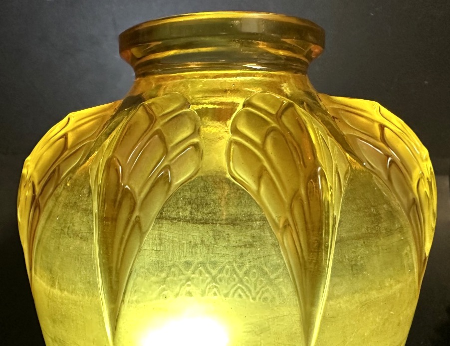 VERLYS vase 1930 modèle Les Griffes en verre jaune Art Deco -photo-3