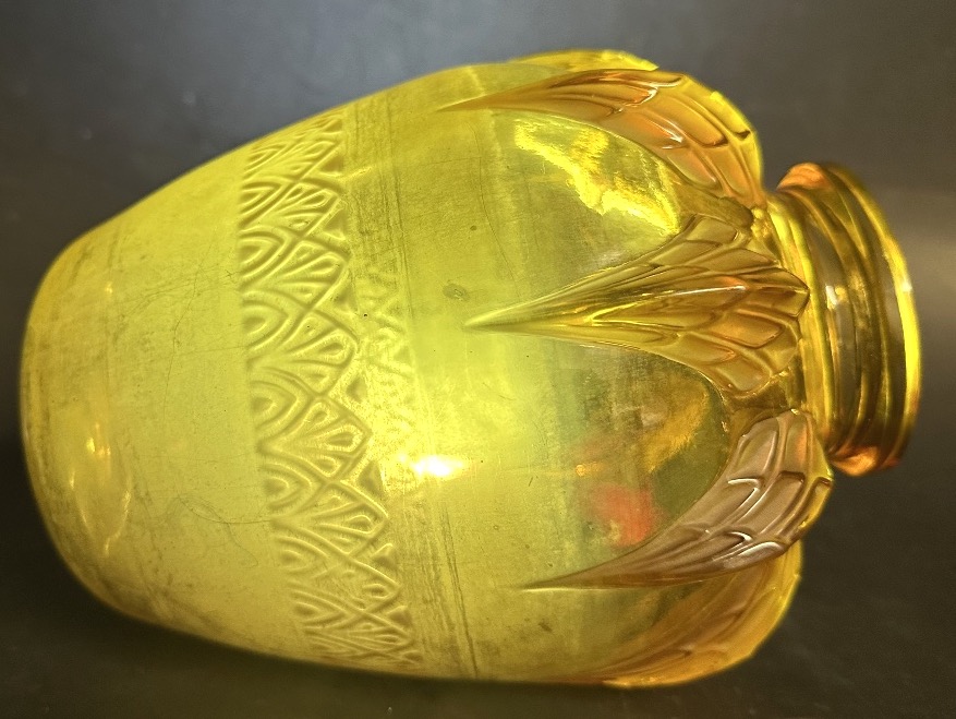 VERLYS vase 1930 modèle Les Griffes en verre jaune Art Deco -photo-4