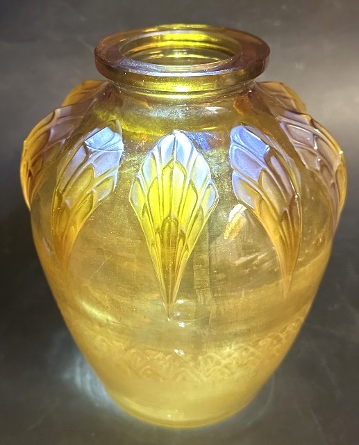 VERLYS vase 1930 modèle Les Griffes en verre jaune Art Deco 