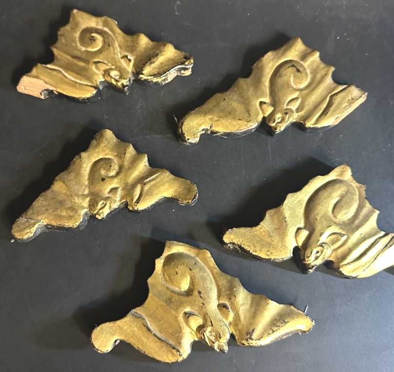 CHINE début XXe 5 chauve-souris en bois sculpté et doré-photo-3