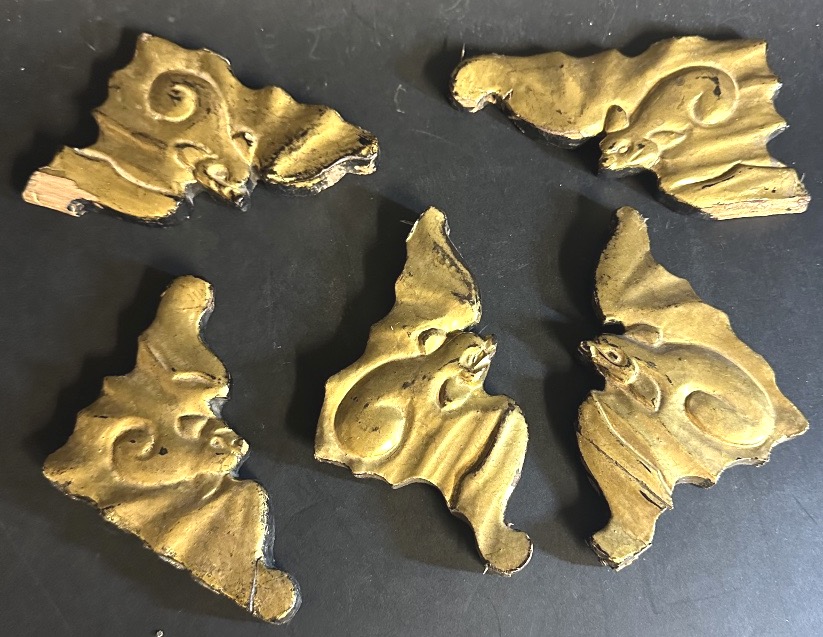 CHINE début XXe 5 chauve-souris en bois sculpté et doré