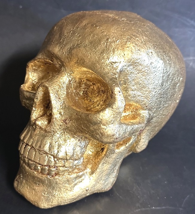 Ancien crâne vanité en pierre reconstituée doré à la feuille Mémento Mori curiosité 