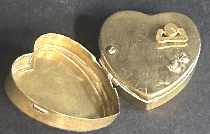 Unique Heart-shaped Music Box Decorated With Red Roses On A Mirror And Brass, In Very Good Condition—love-photo-3