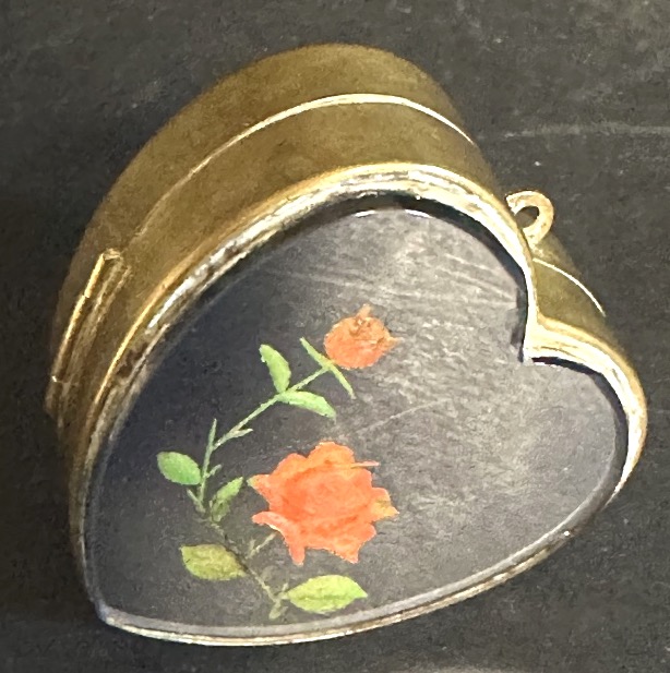 Unique Heart-shaped Music Box Decorated With Red Roses On A Mirror And Brass, In Very Good Condition—love-photo-4