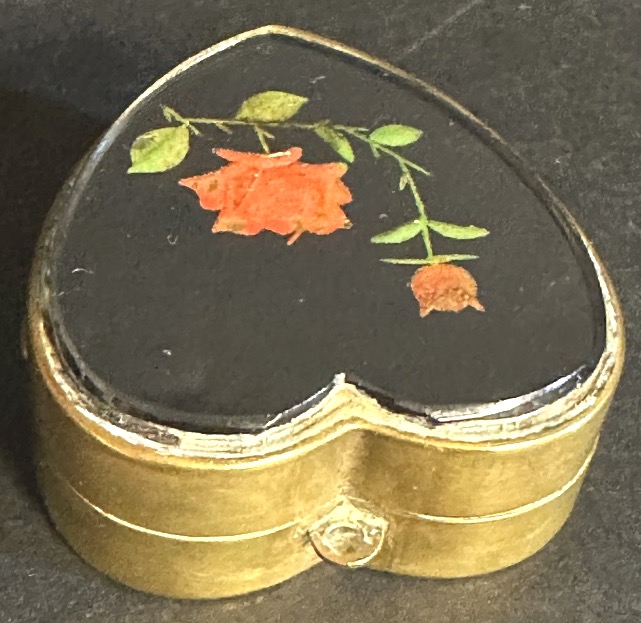 Unique Heart-shaped Music Box Decorated With Red Roses On A Mirror And Brass, In Very Good Condition—love-photo-1