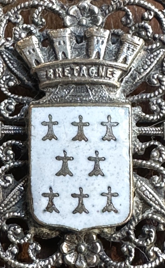 Brittany Antique Brooch From 1900 With An Enameled Coat Of Arms Featuring Ermine, Made Of Filigree Metal-photo-2