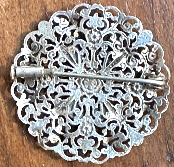 Brittany Antique Brooch From 1900 With An Enameled Coat Of Arms Featuring Ermine, Made Of Filigree Metal-photo-3