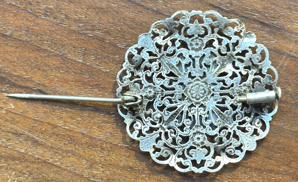 Brittany Antique Brooch From 1900 With An Enameled Coat Of Arms Featuring Ermine, Made Of Filigree Metal-photo-4