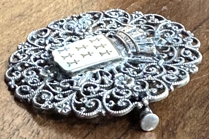 Brittany Antique Brooch From 1900 With An Enameled Coat Of Arms Featuring Ermine, Made Of Filigree Metal-photo-1
