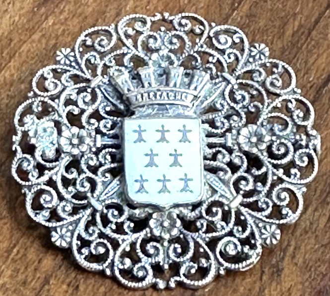 Brittany Antique Brooch From 1900 With An Enameled Coat Of Arms Featuring Ermine, Made Of Filigree Metal-photo-2