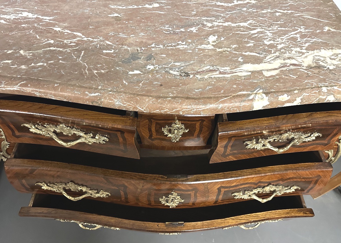 Commode tombeau Époque Louis XV 18e estampillée à 5 tiroirs à secret en très bon état -photo-4