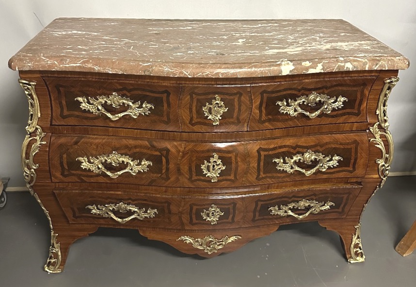 Commode tombeau Époque Louis XV 18e estampillée à 5 tiroirs à secret en très bon état -photo-1