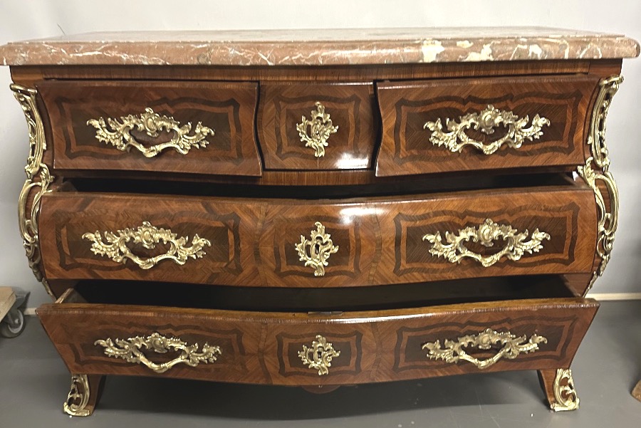 Commode tombeau Époque Louis XV 18e estampillée à 5 tiroirs à secret en très bon état 