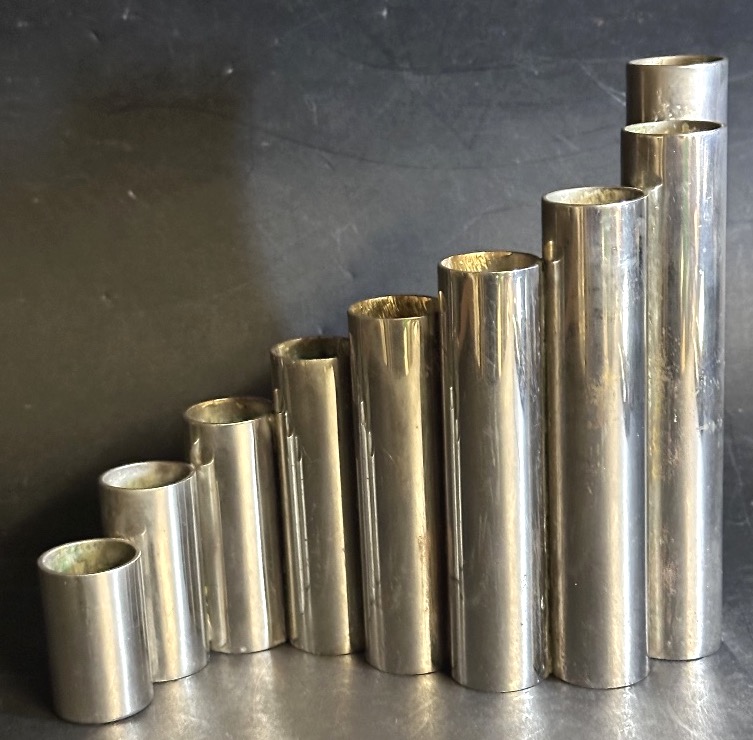 Gio PONTI Attr Vase moderniste orgue en 9 parties cylindriques bronze nickelé 1970-photo-3