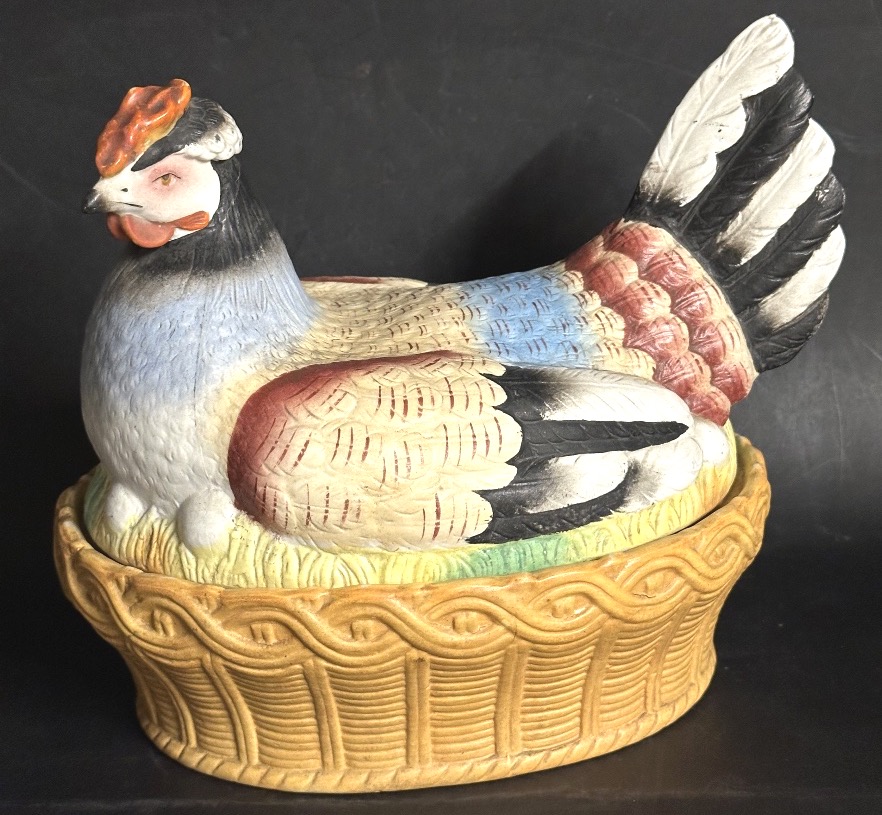 Grande boîte POULE en trompe-l’œil ceramique polychrome vide poche Staffordshire