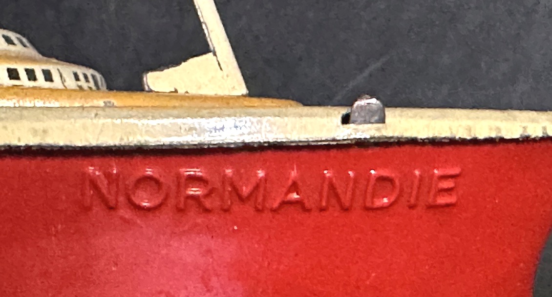 VÉBÉ Unis France Paquebot Le Normandie tôle lithographique avec clef jouet en très bon état -photo-3