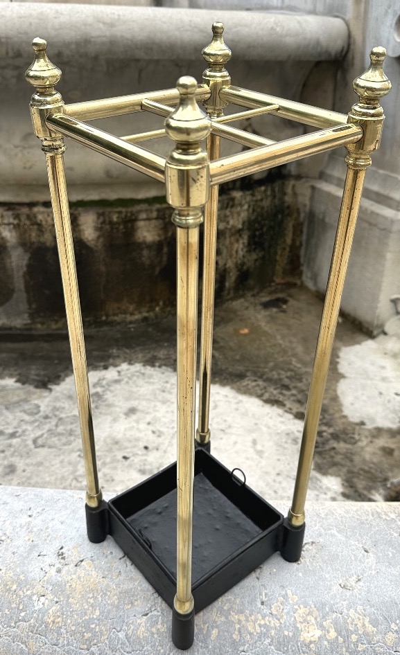Porte-parapluies Cannes XIXe Louis-Philippe en laiton poli et fonte Très bon état.