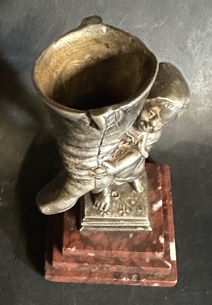 Ancien pyrogène porte allumettes XIXe en bronze Petit Poucet et botte de sept lieues-photo-4