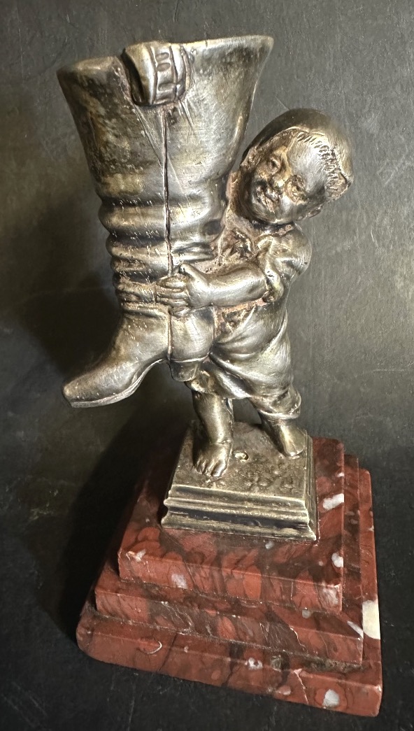 Ancien pyrogène porte allumettes XIXe en bronze Petit Poucet et botte de sept lieues