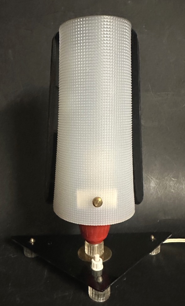 Lampe tripode 1950 en plexiglas rouge, blanc et noir-photo-4