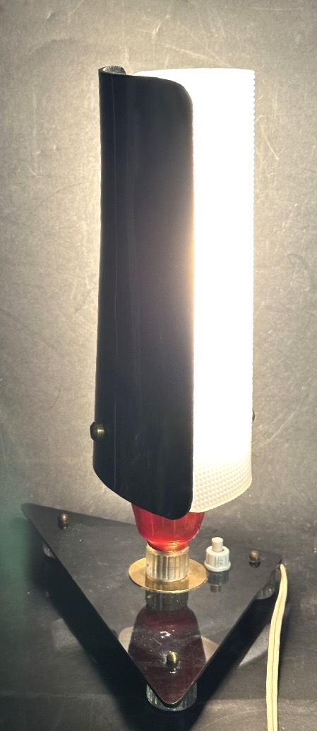 Lampe tripode 1950 en plexiglas rouge, blanc et noir-photo-3