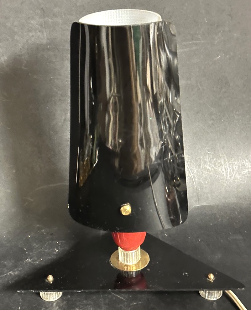 Lampe tripode 1950 en plexiglas rouge, blanc et noir-photo-4