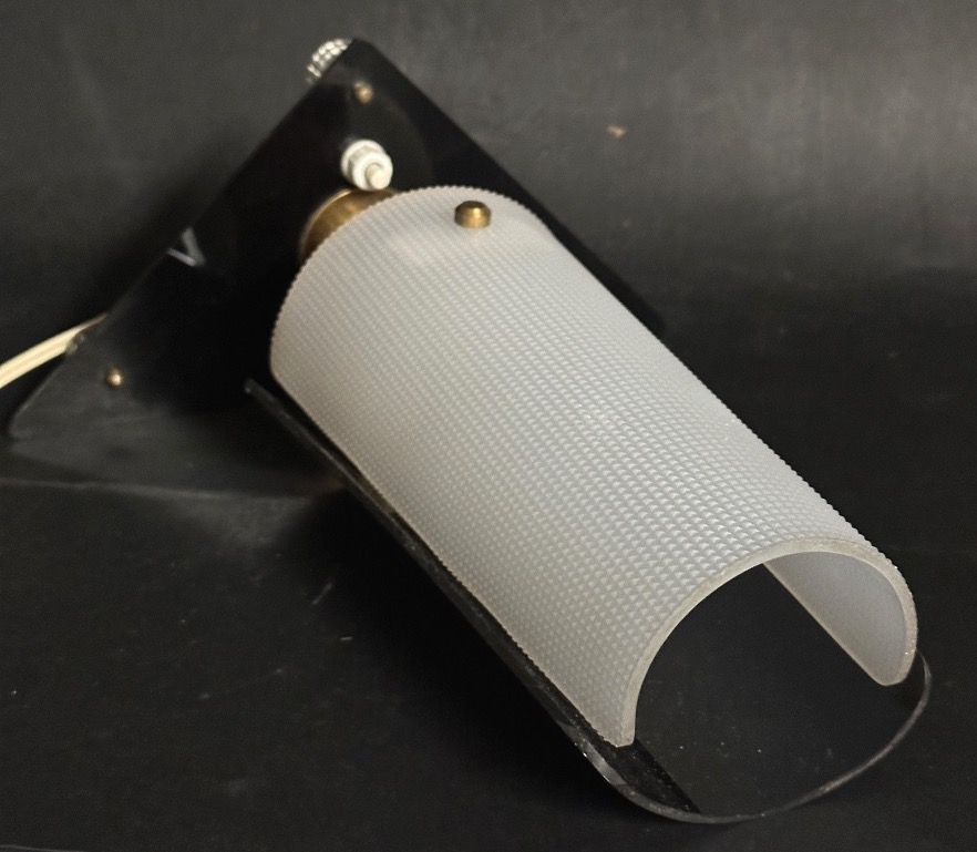 Lampe tripode 1950 en plexiglas rouge, blanc et noir-photo-5