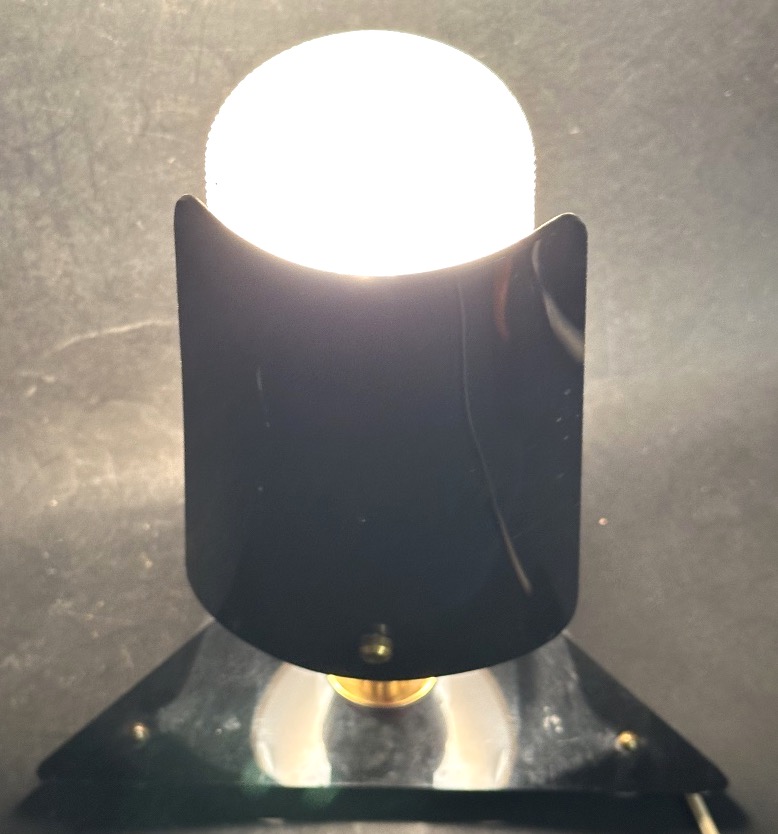 Lampe tripode 1950 en plexiglas rouge, blanc et noir-photo-7