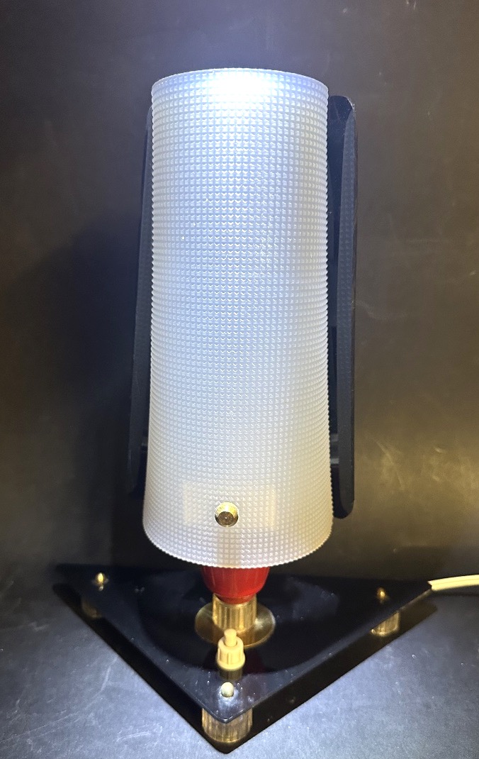 Lampe tripode 1950 en plexiglas rouge, blanc et noir