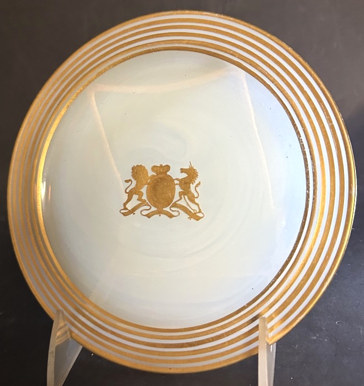 Suite de 3 assiettes 19e Armes Royales d’ Angleterre en opaline mousseuse et or -photo-4