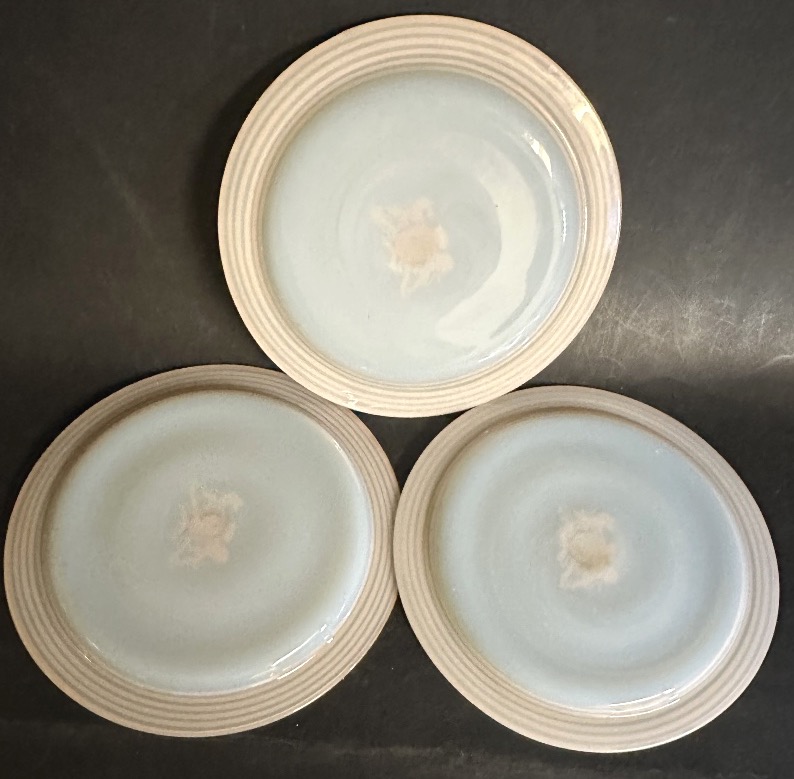 Suite de 3 assiettes 19e Armes Royales d’ Angleterre en opaline mousseuse et or -photo-1